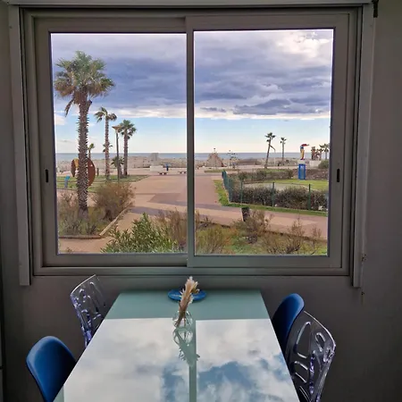Apartment Front De *