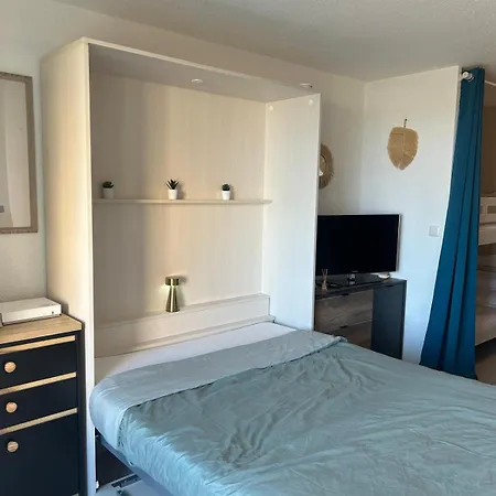 Apartment Front De