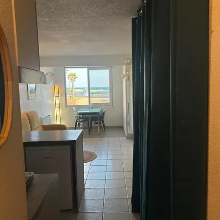 Front De Apartment *