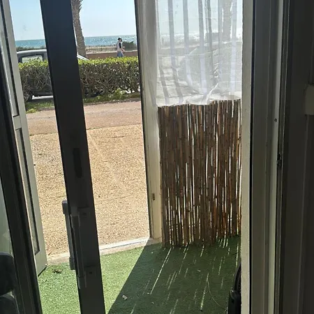 Front De Appartement